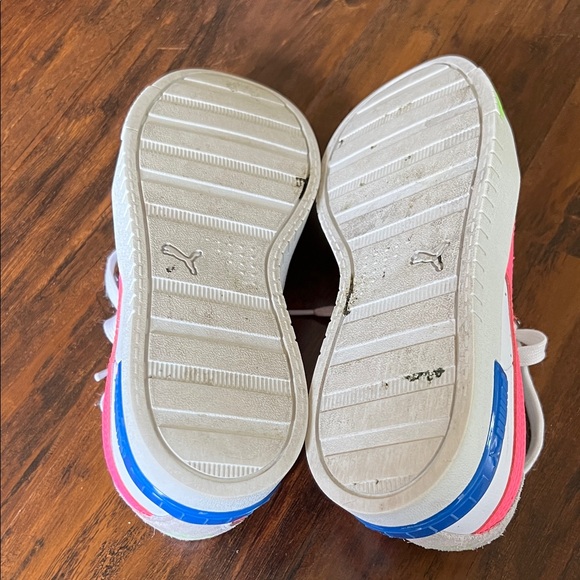 Puma Sneakers in White with Pink and Blue Highlights Youth 6 - Picture 10 of 12